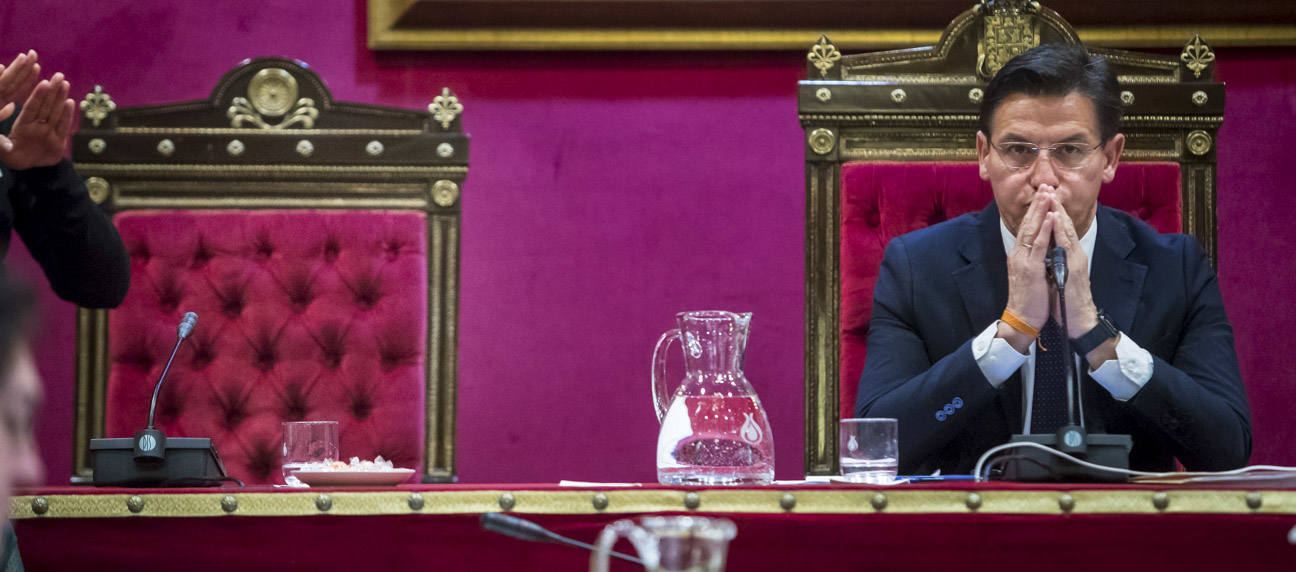 El mandatario popular ha anunciado su salida de la dirección del partido a nivel provincial en el pleno ordinario del Ayuntamiento de Granada 