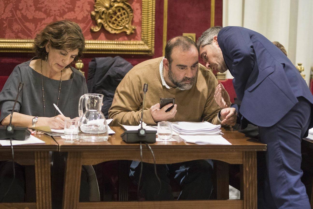 El mandatario popular ha anunciado su salida de la dirección del partido a nivel provincial en el pleno ordinario del Ayuntamiento de Granada 