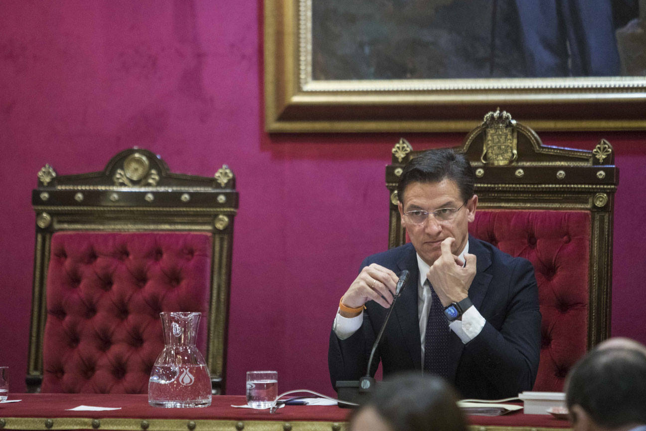 El mandatario popular ha anunciado su salida de la dirección del partido a nivel provincial en el pleno ordinario del Ayuntamiento de Granada 