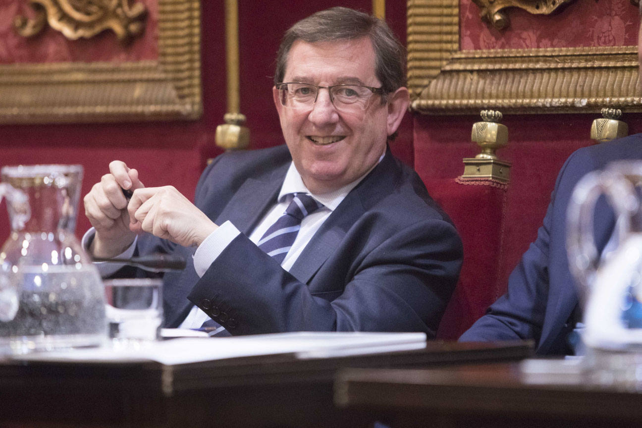 El mandatario popular ha anunciado su salida de la dirección del partido a nivel provincial en el pleno ordinario del Ayuntamiento de Granada 