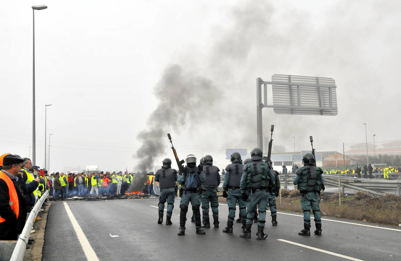 Antidisturbios este jueves en la A-4 a la altura de La Carolina ante los manifestantes. 