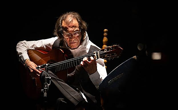 Imagen principal - Arriba, Pepe Habichuela. Abajo, Curro Albaicín y palmeros.