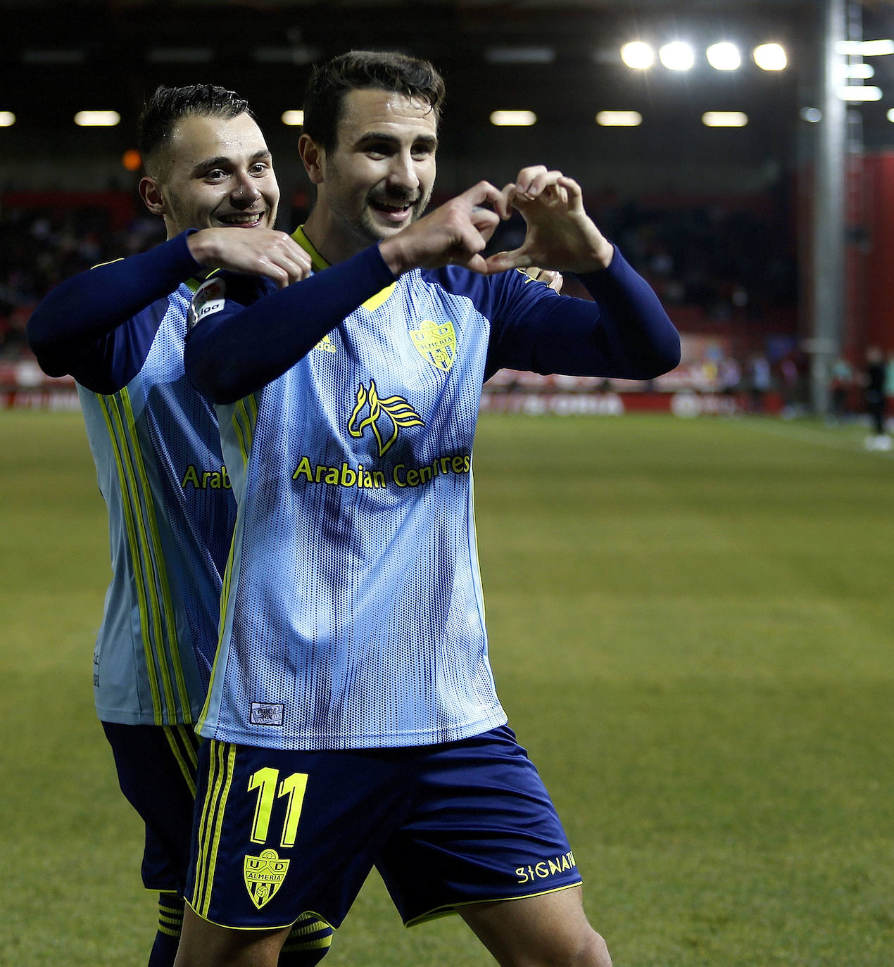 Juan Muñoz celebra el gol rojiblanco, con Fran Villalba, que debutó. 