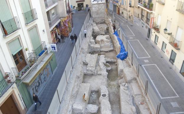 Muralla y torres de la calle Silencio.