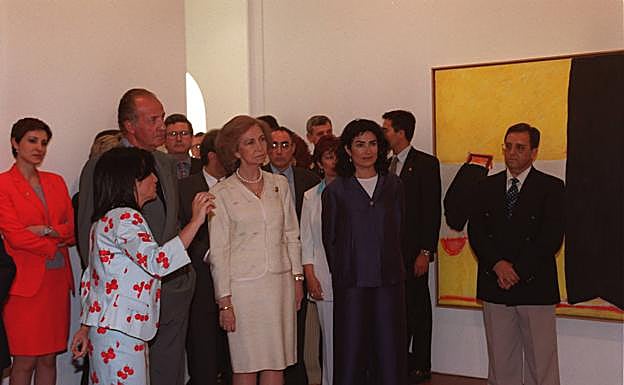 Imagen principal - Los Reyes de España inauguraron el centro en junio de 2000; 'Viñetas desbordadas' en 2019, todo un éxito; Entrevista concedida a IDEAL en 1985.
