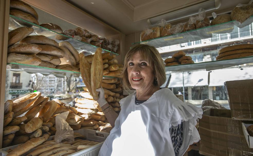 La empresaria oculta bajo su mandil el cabestrillo que le ha apartado temporalmente de su oficio. 