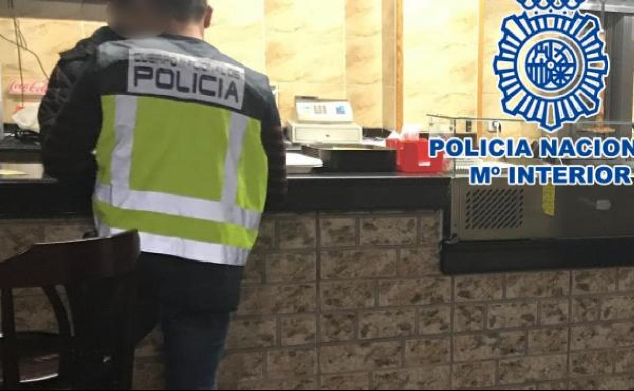 Agente de la Policía Nacional en el local.