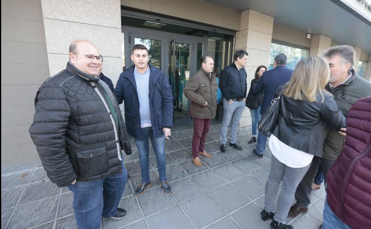 Cargos públicos del PP antes de entrar en la reunión que ha tenido lugar hoy. 