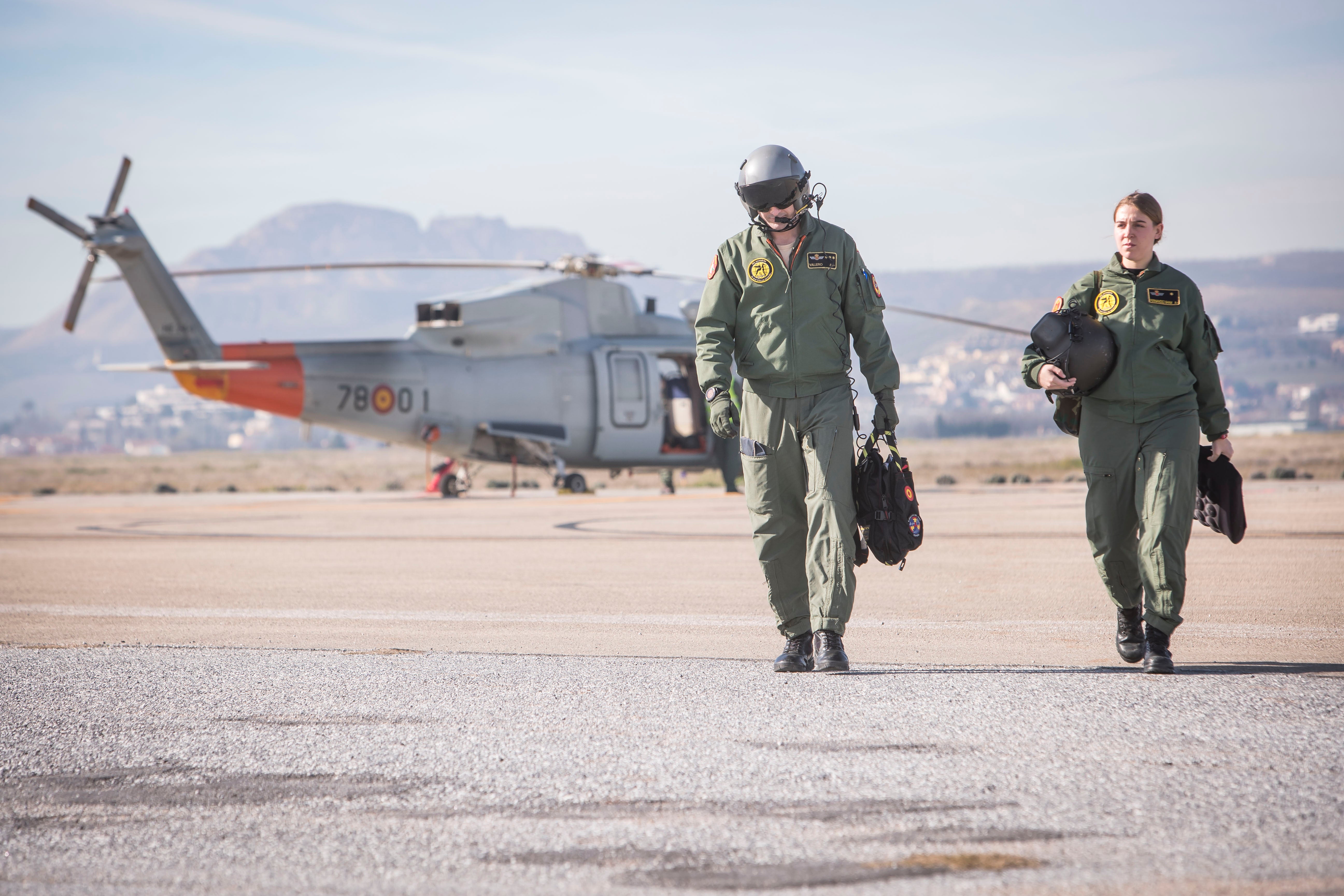 Es crucial volar continuamente para estar preparados ante cualquier contingencia. Dentro, el piloto comprueba que todo los parámetros se cumplan a rajatabla