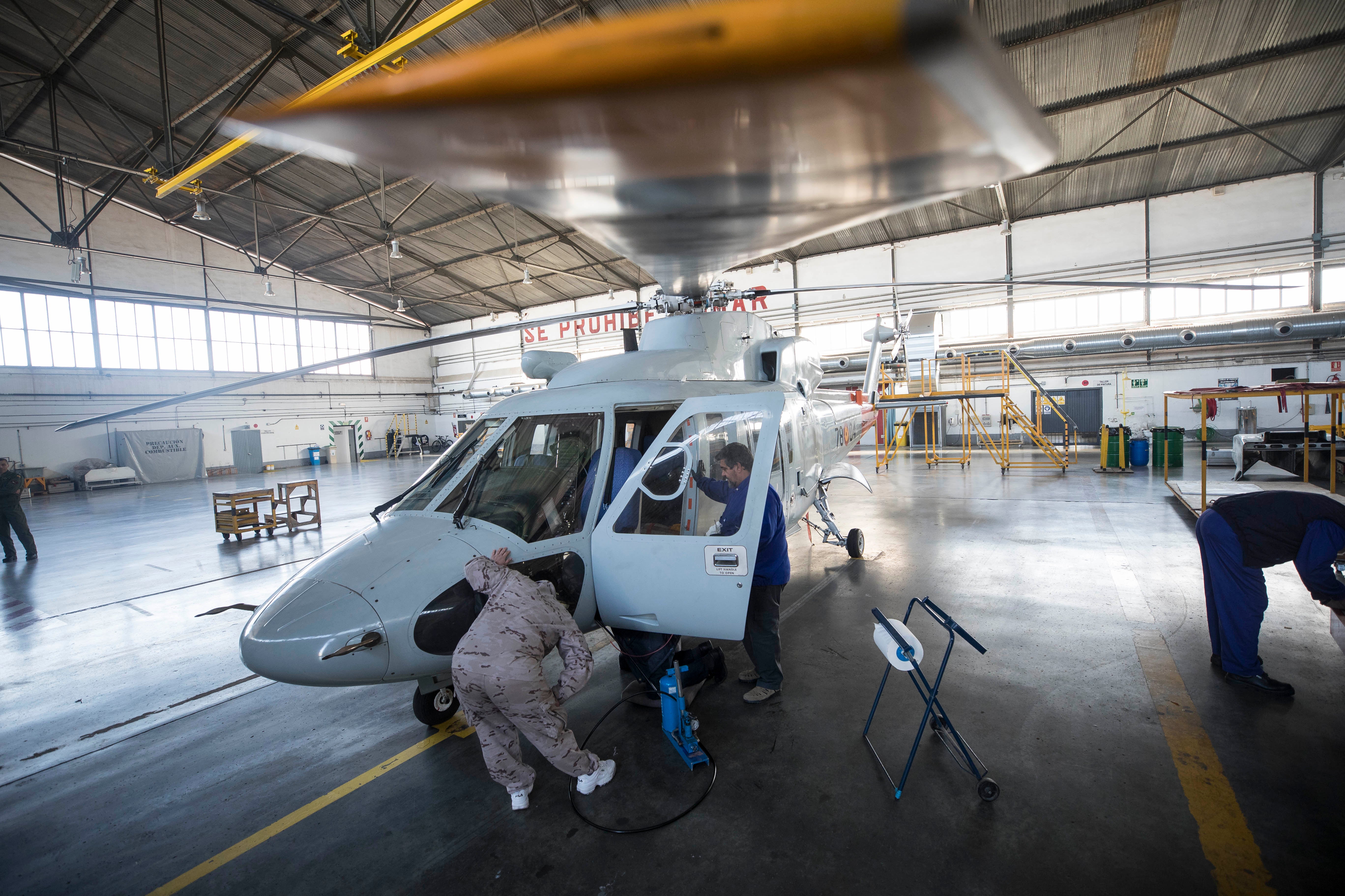 Es crucial volar continuamente para estar preparados ante cualquier contingencia. Dentro, el piloto comprueba que todo los parámetros se cumplan a rajatabla