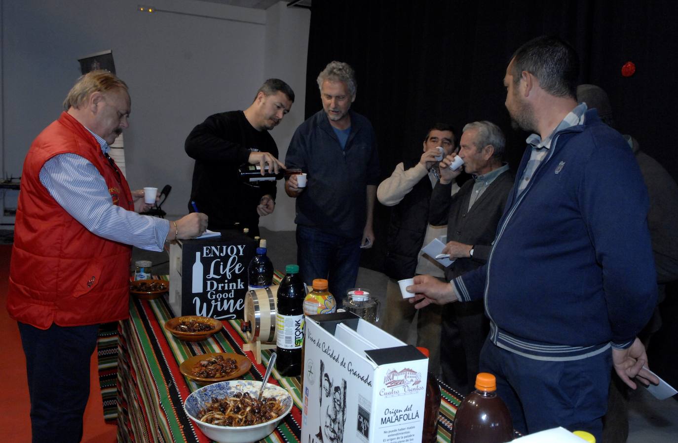 También hubo degustación del plato denominado 'atascaburras' elaborado con pimientos y tomates secos, bacalao y ajos asados, aceite y sal