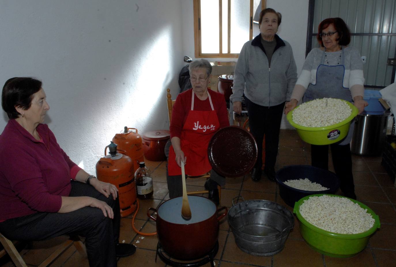 También hubo degustación del plato denominado 'atascaburras' elaborado con pimientos y tomates secos, bacalao y ajos asados, aceite y sal