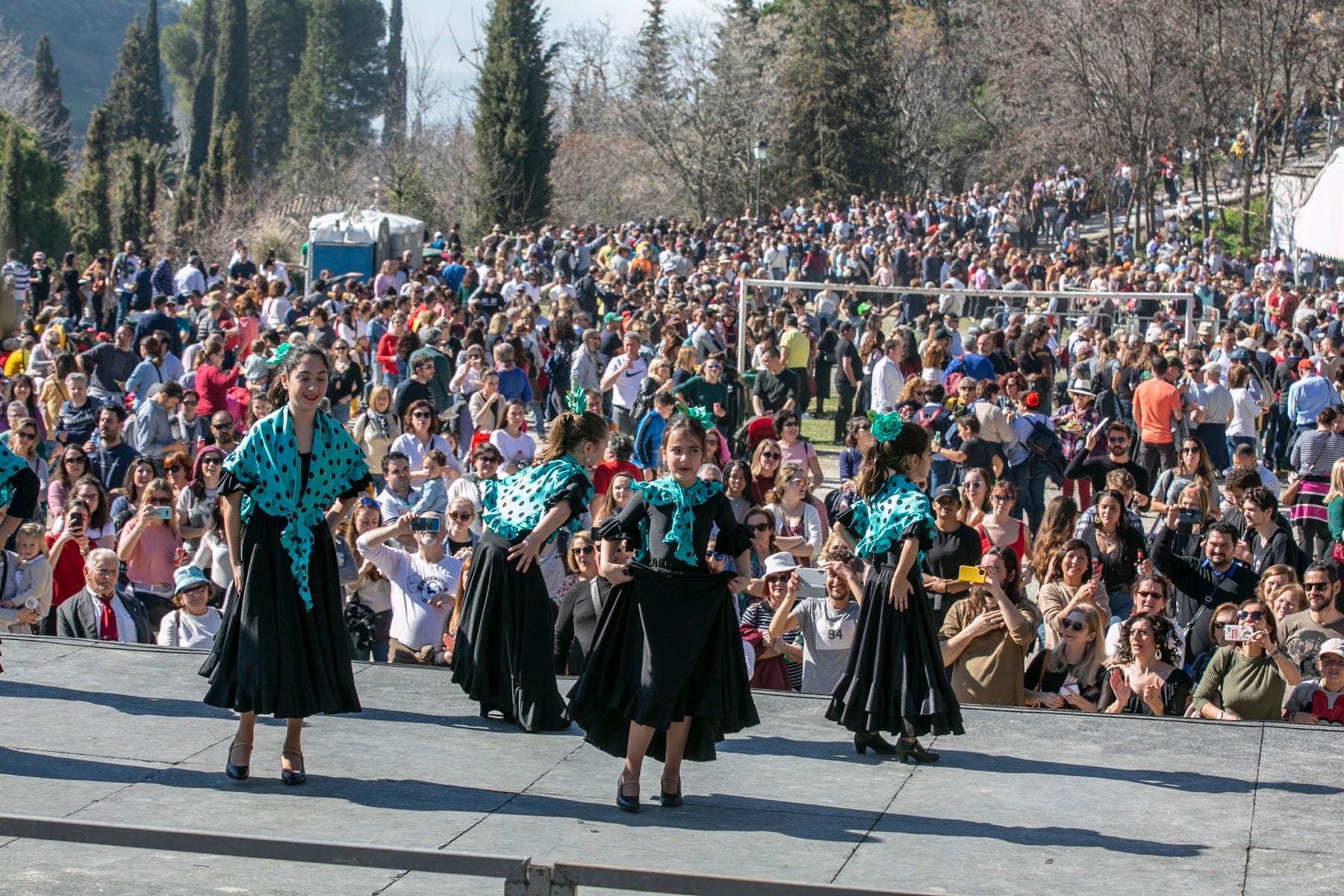 La ciudad festeja a su patrón entre salaíllas, habas y buen tiempo