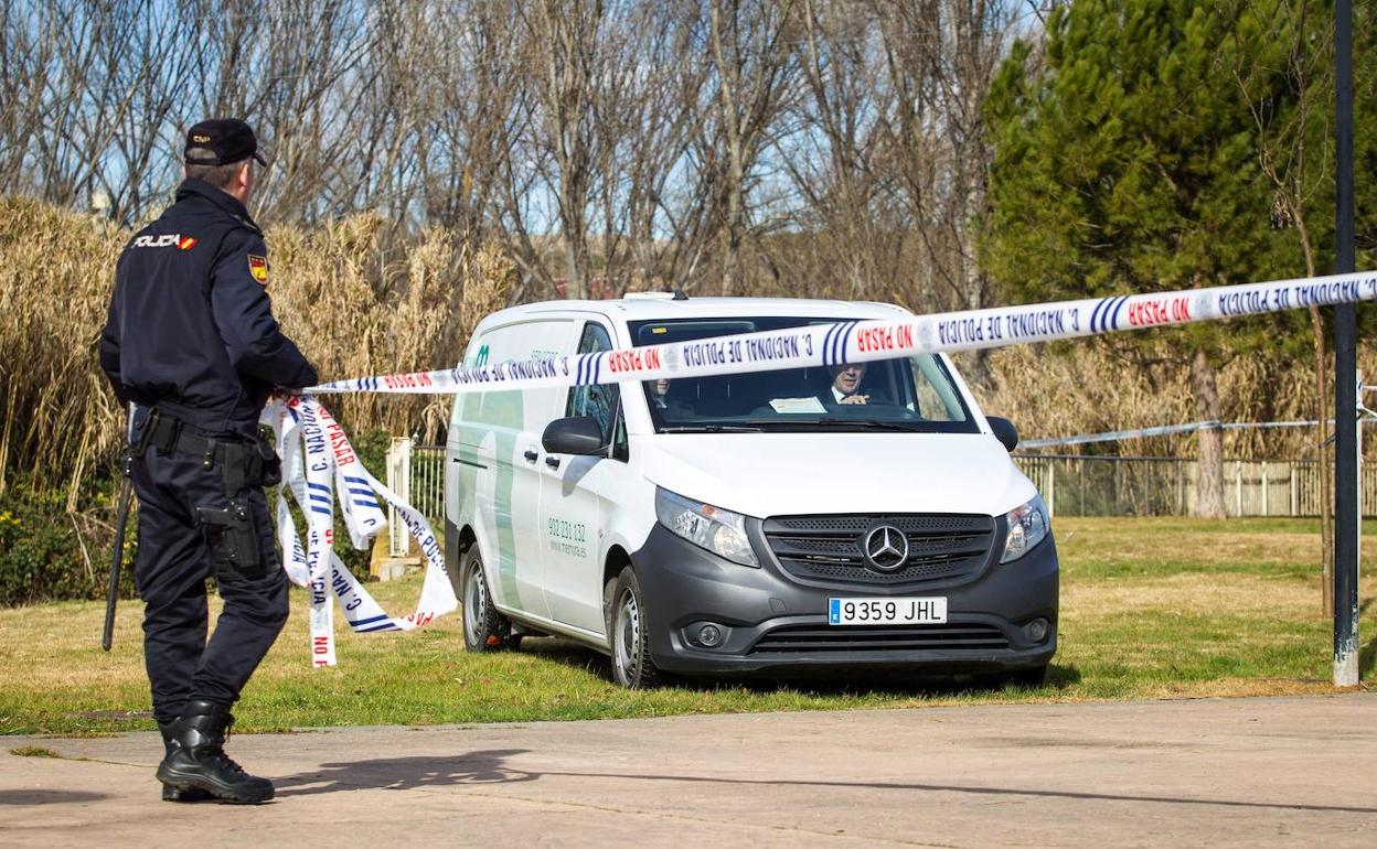 Los servicios funerarios trasladan el cadáver de la abuela materna de la niña de cinco años que fue encontrada muerta, hace pocas fechas, en un hotel de Logroño.