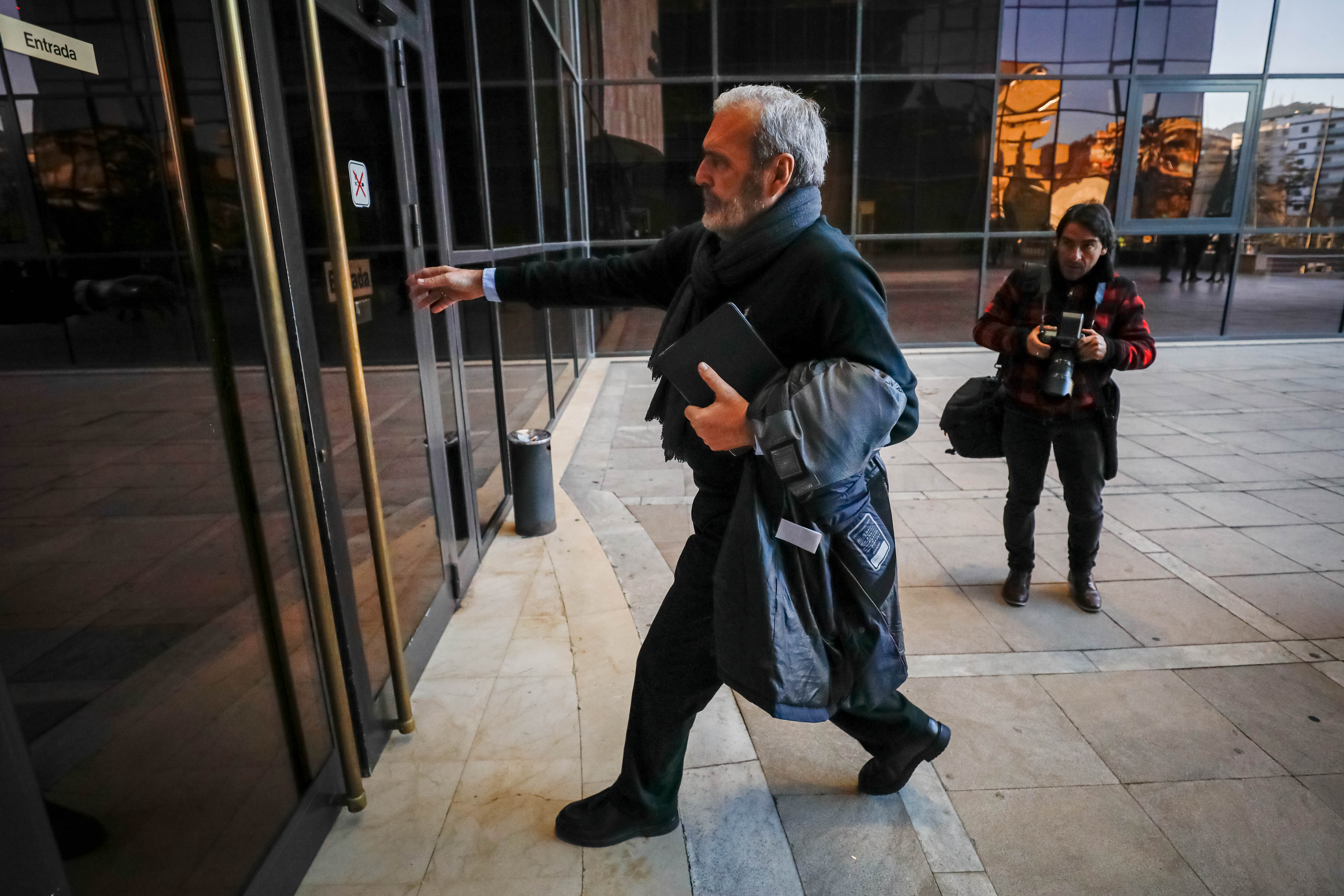 José Torres Hurtado, junto a varios de los concejales de su etapa en el gobierno municipal, a su llegada a La Caleta