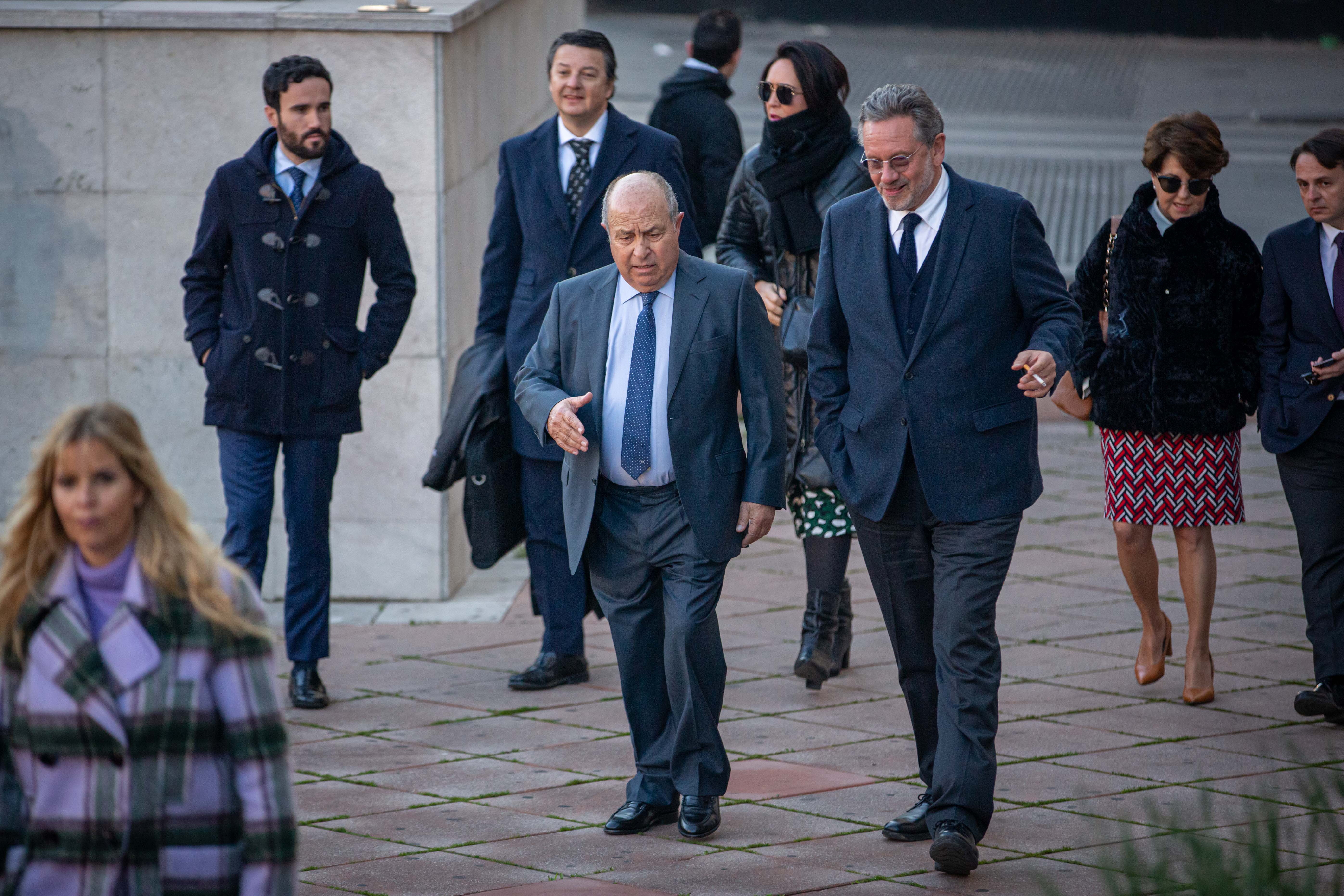 José Torres Hurtado, junto a varios de los concejales de su etapa en el gobierno municipal, a su llegada a La Caleta