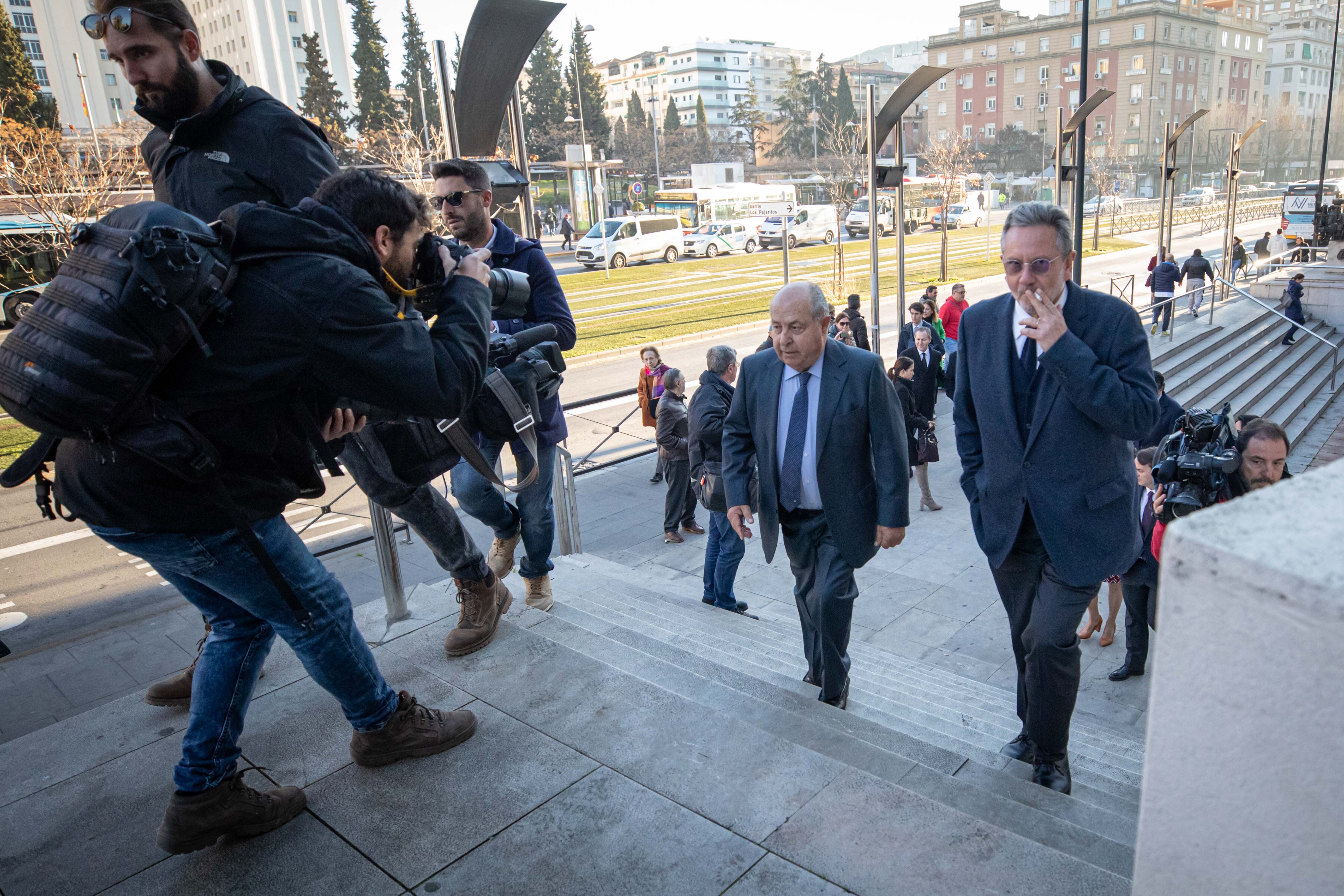 José Torres Hurtado, junto a varios de los concejales de su etapa en el gobierno municipal, a su llegada a La Caleta