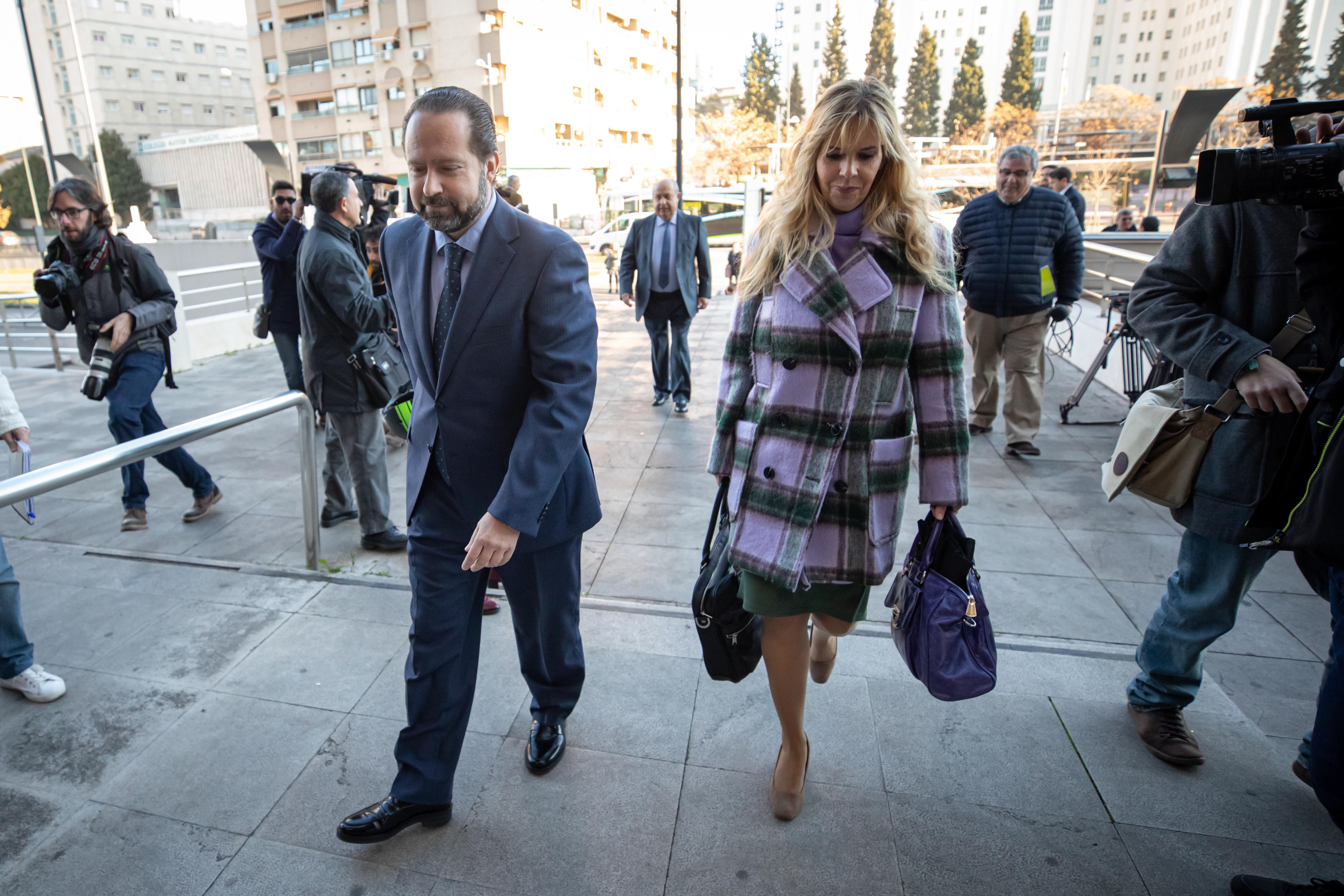 José Torres Hurtado, junto a varios de los concejales de su etapa en el gobierno municipal, a su llegada a La Caleta