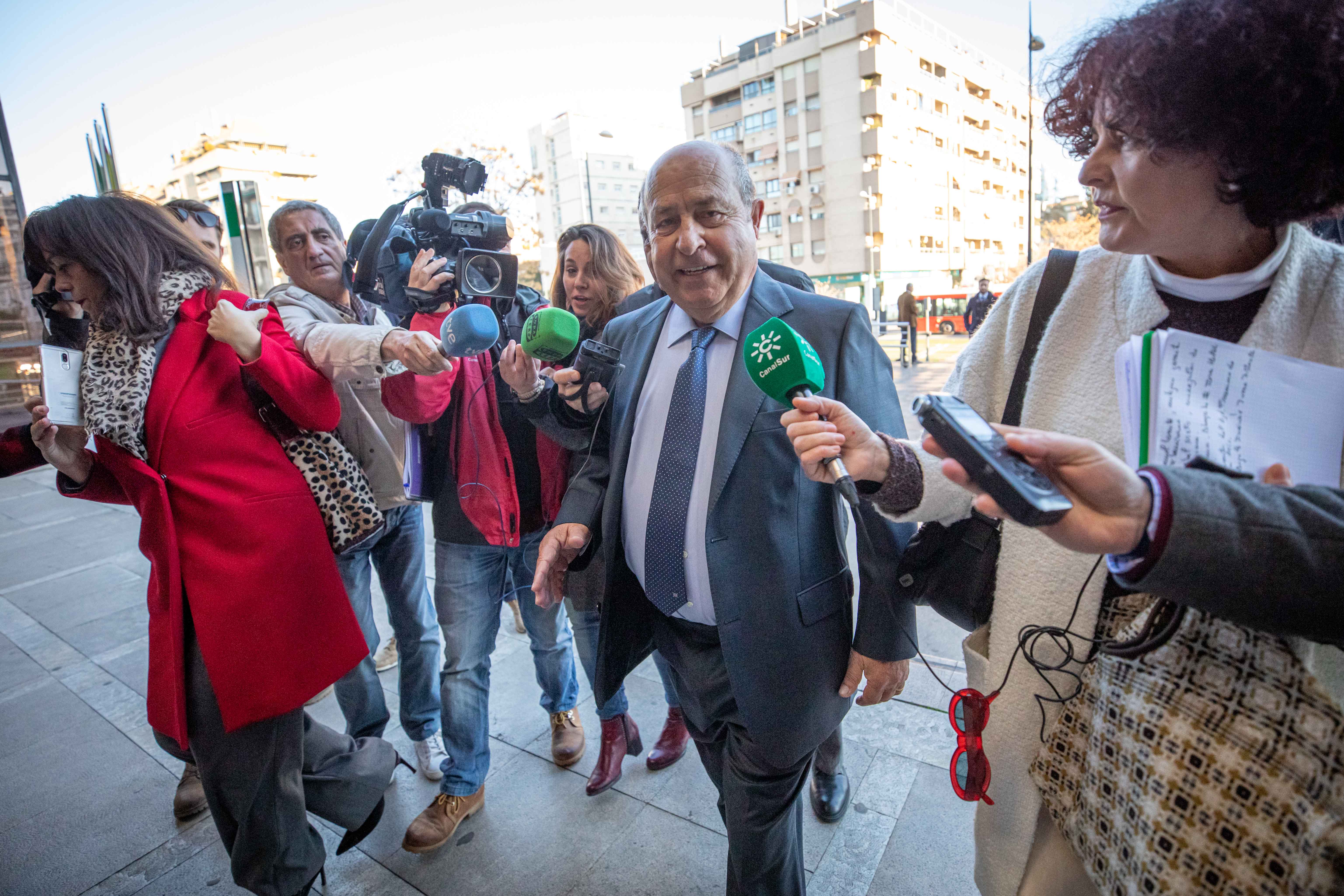 José Torres Hurtado, junto a varios de los concejales de su etapa en el gobierno municipal, a su llegada a La Caleta