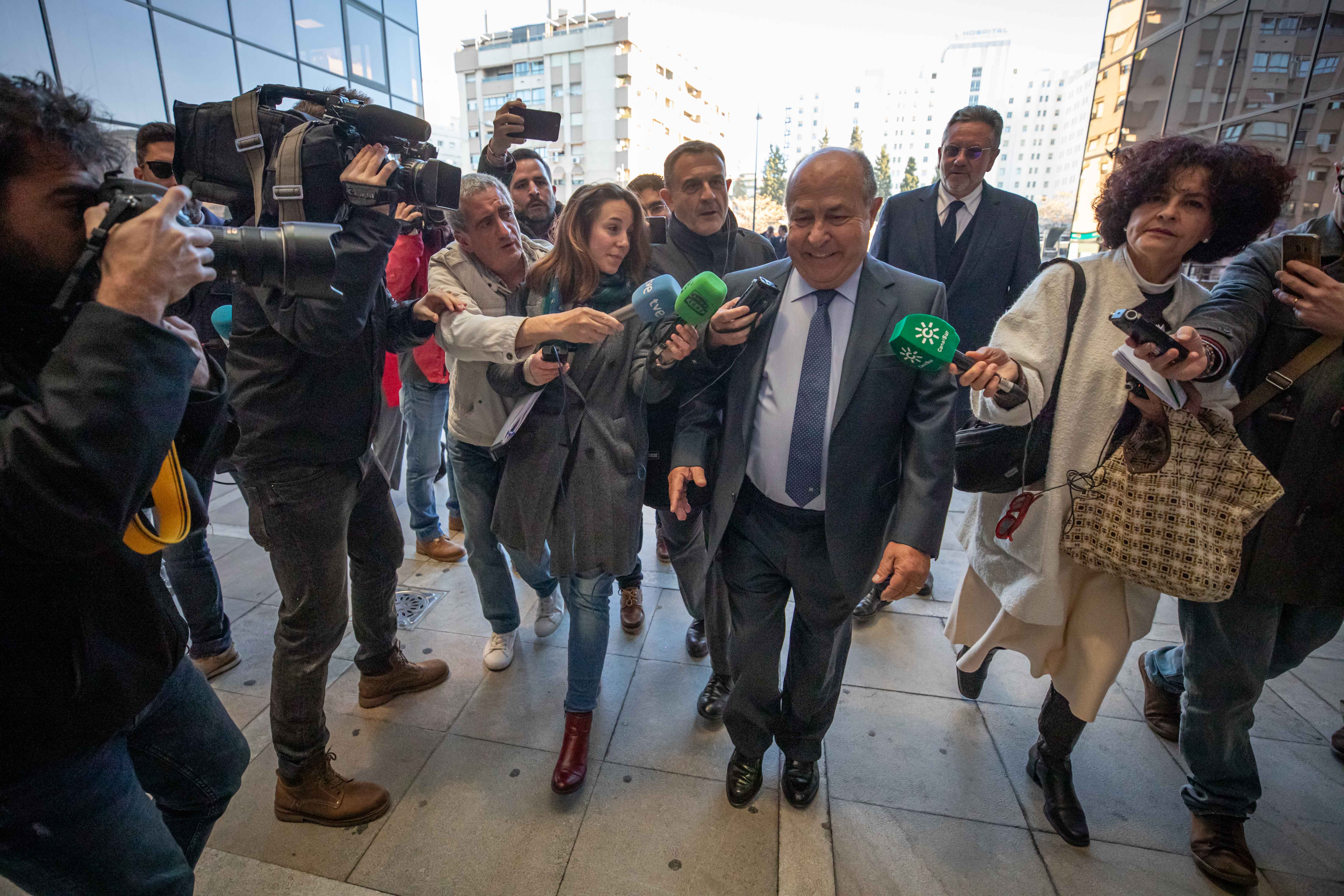 José Torres Hurtado, junto a varios de los concejales de su etapa en el gobierno municipal, a su llegada a La Caleta