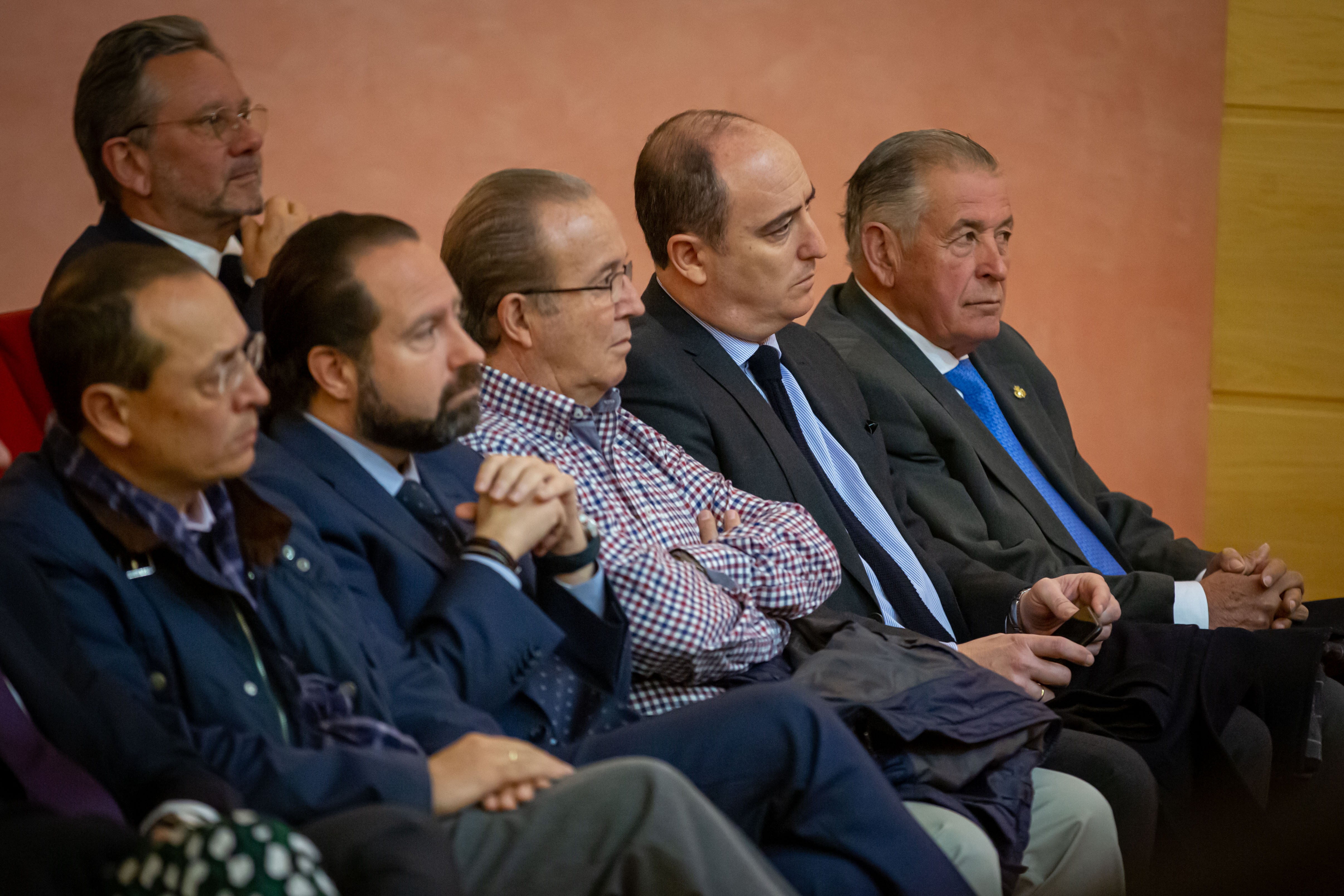 José Torres Hurtado, junto a varios de los concejales de su etapa en el gobierno municipal, a su llegada a La Caleta