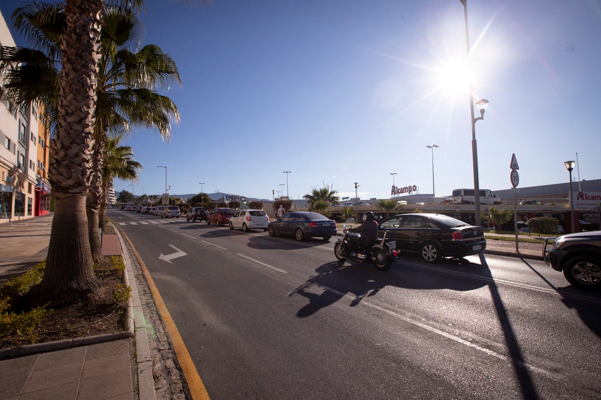 Se invertirán cerca de 400.000 euros en la construcción de una rotonda que facilitará el tráfico y el acceso a la zona comercial