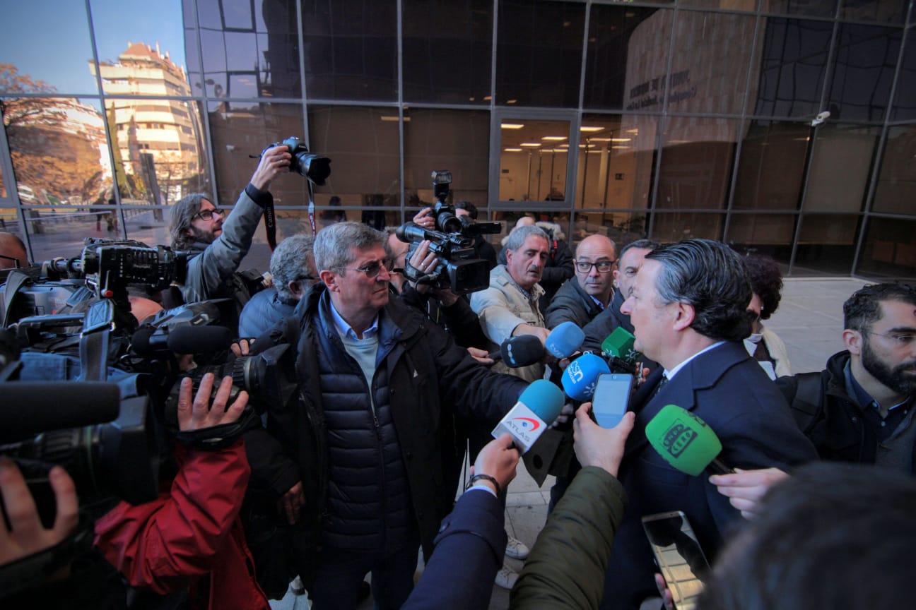 José Torres Hurtado, junto a varios de los concejales de su etapa en el gobierno municipal, a su llegada a La Caleta