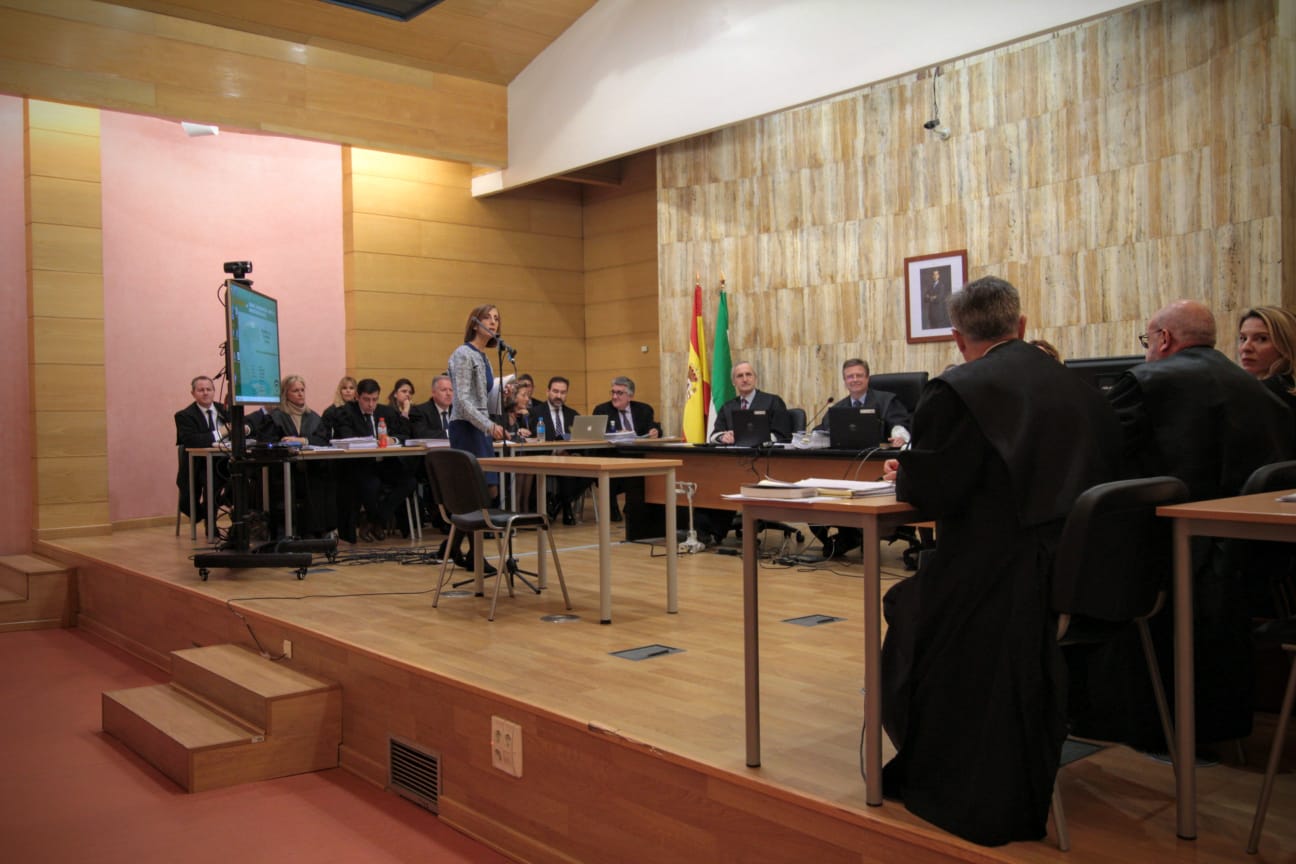 José Torres Hurtado, junto a varios de los concejales de su etapa en el gobierno municipal, a su llegada a La Caleta