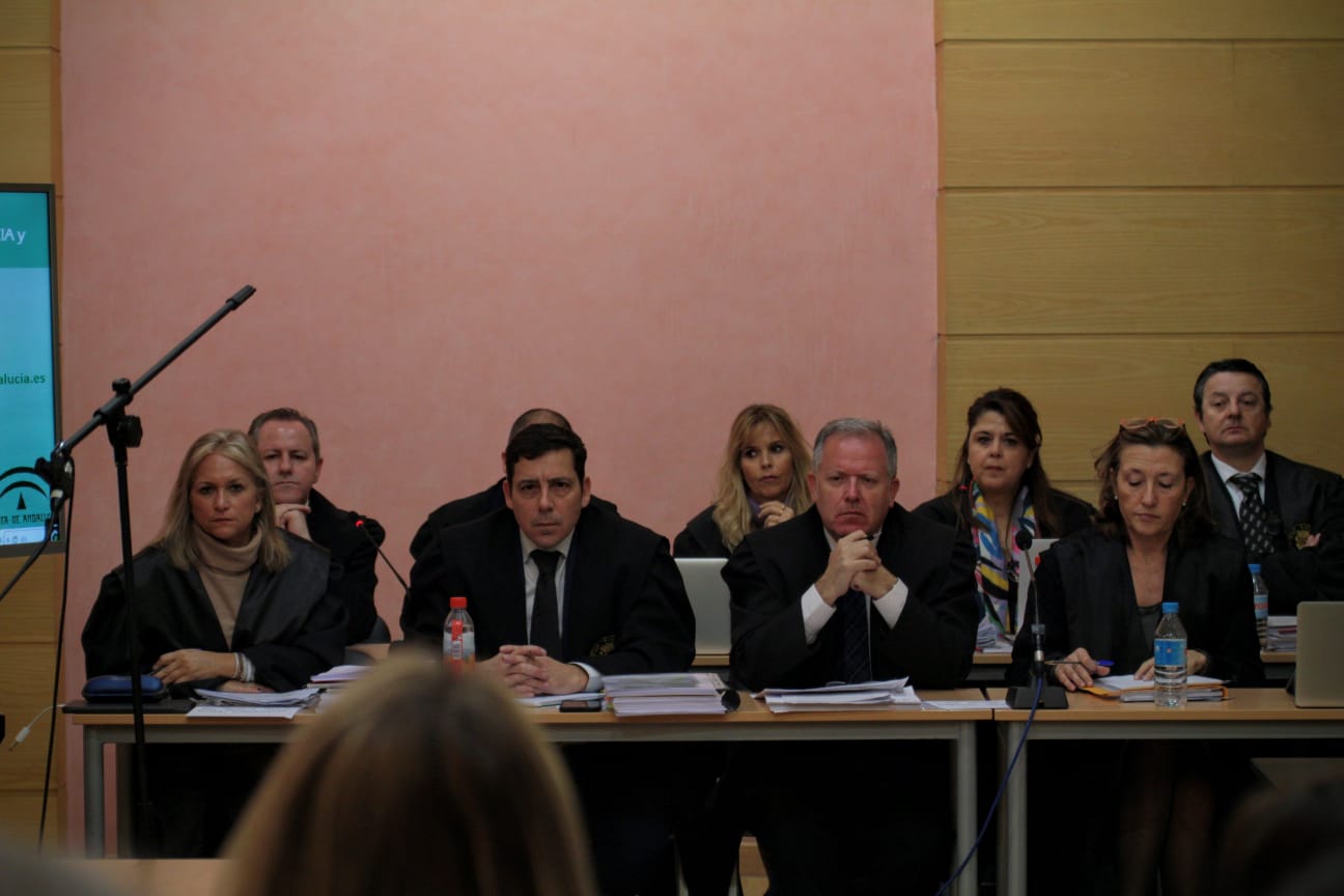 José Torres Hurtado, junto a varios de los concejales de su etapa en el gobierno municipal, a su llegada a La Caleta