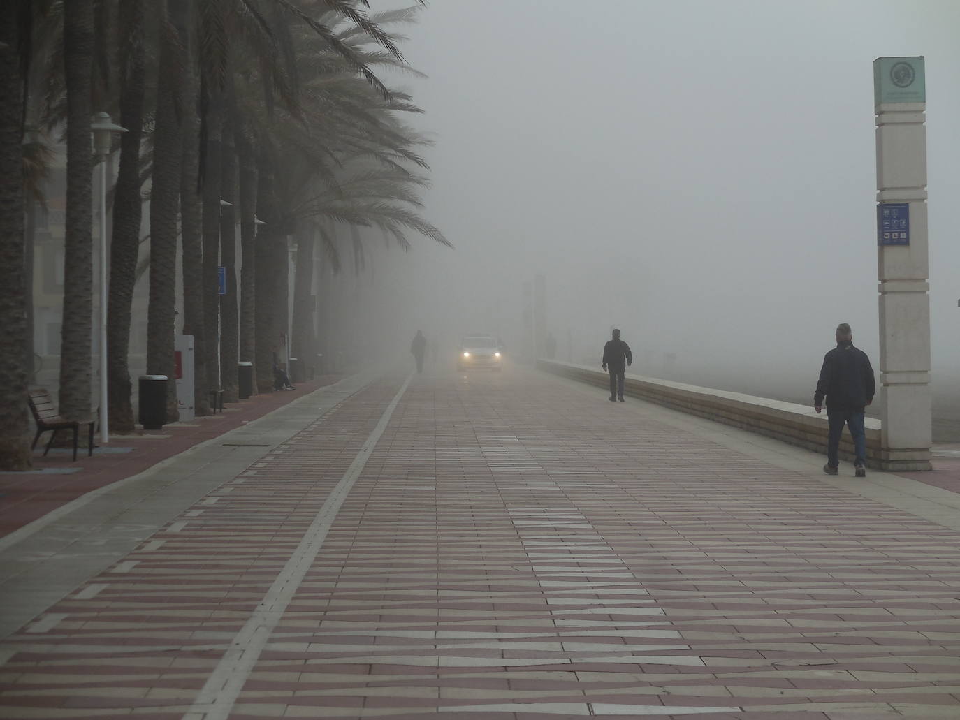 La niebla ha convertido a Almería en una ciudad fantasma y húmeda y ha dejado algunas imágenes como las proporcionadas por Rocío García Muñoz, espectaculares. 