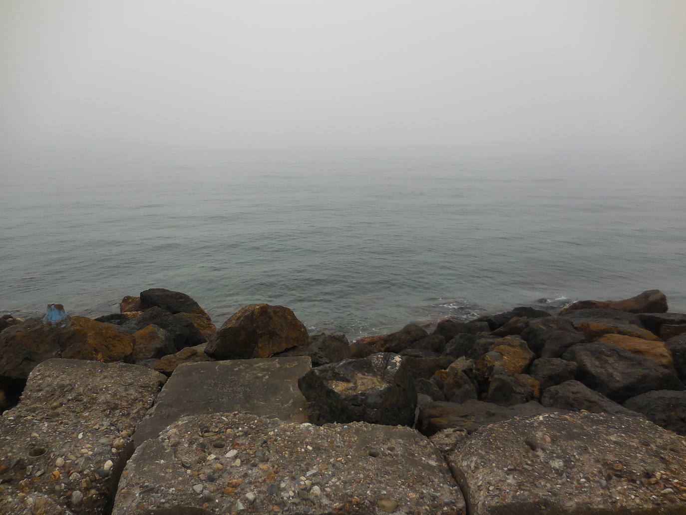 La niebla ha convertido a Almería en una ciudad fantasma y húmeda y ha dejado algunas imágenes como las proporcionadas por Rocío García Muñoz, espectaculares. 