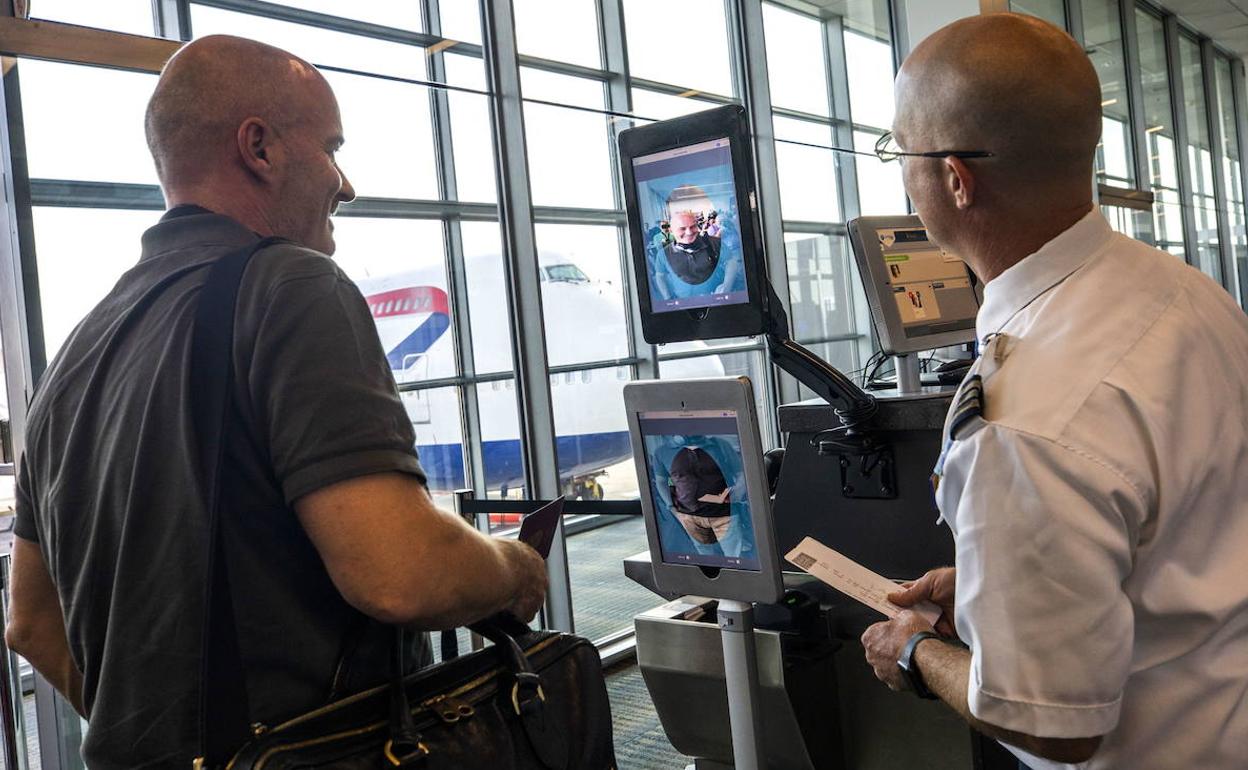 Un pasajero se somete a un control biométrico en el aeropuerto de Dulles (Virginia, EE UU).