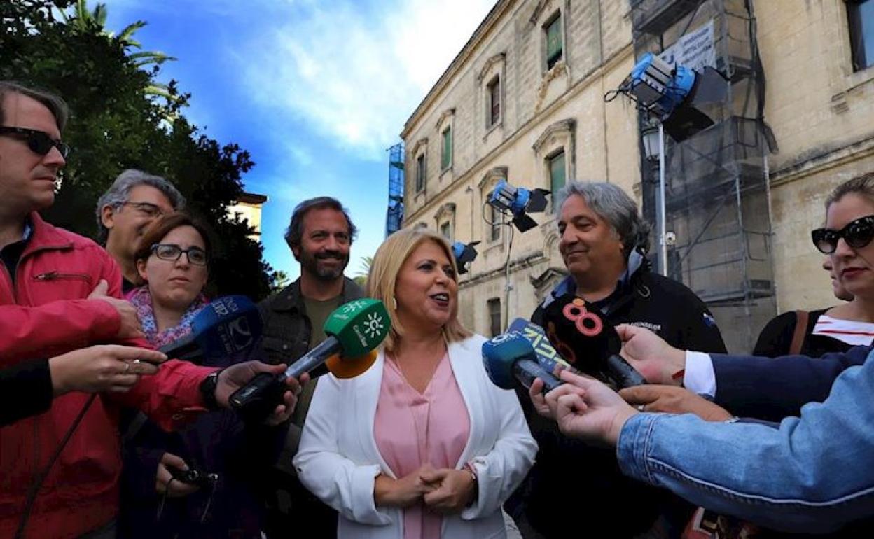 La alcaldesa de Jerez, Mamen Sánchez, en el set de rodaje de The Crown. 
