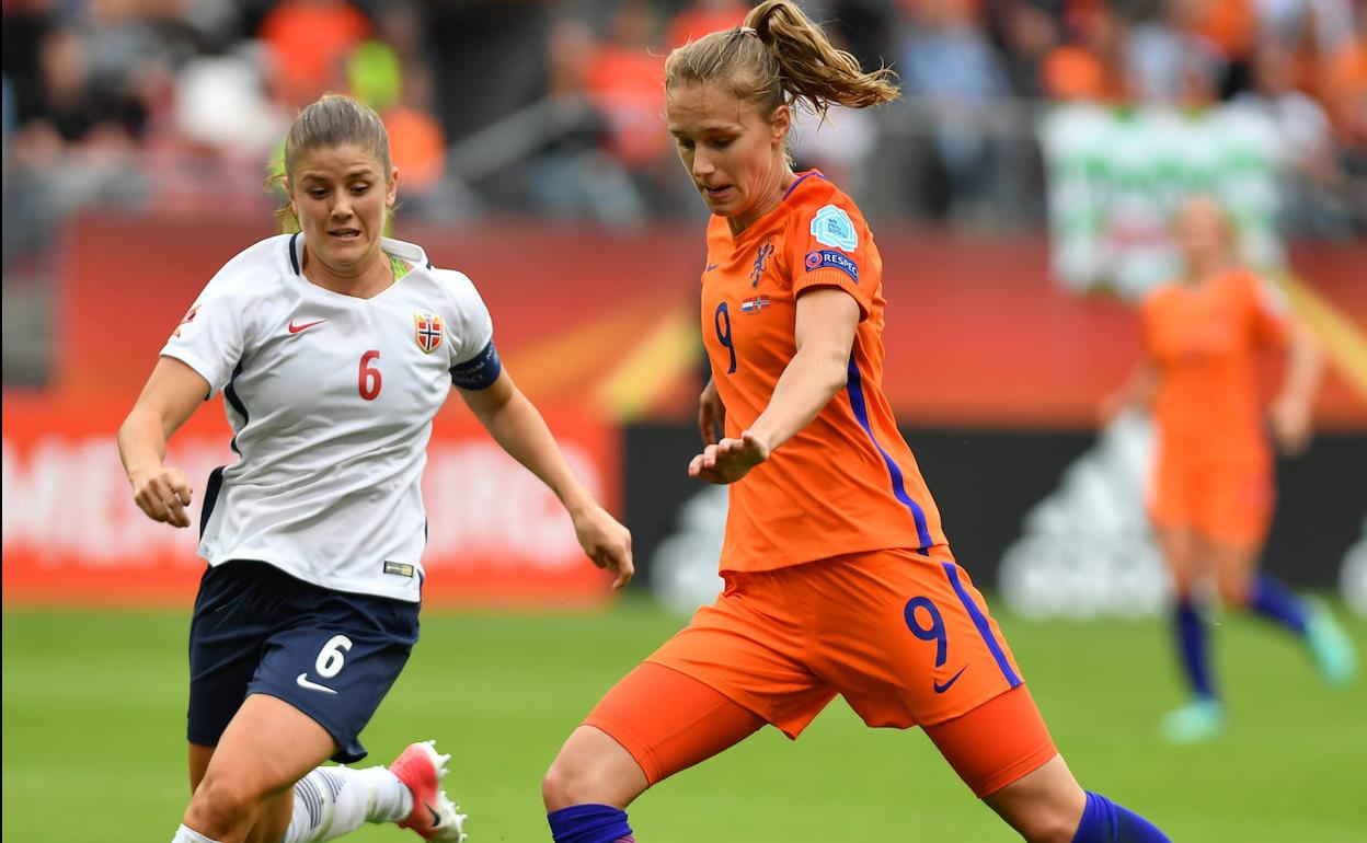 Vivianne Miedema (d), durante un partido entre Países Bajos y Noruega.