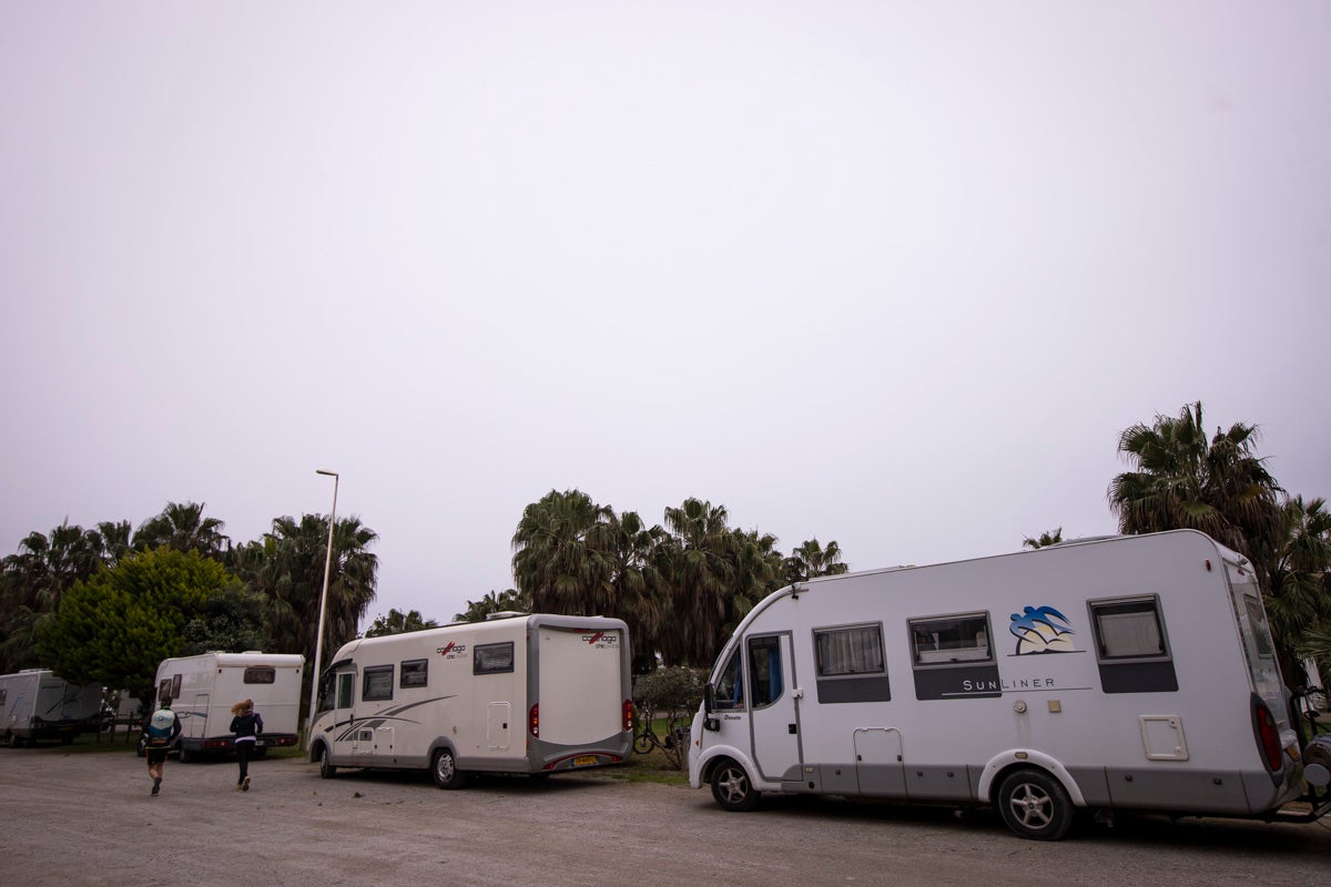 El Ayuntamiento confía en que antes de Semana Santa se ponga en marcha esta nueva regulación con la que se evitará que estos vehículos estacionen de forma casi permanente en el litoral motrileño