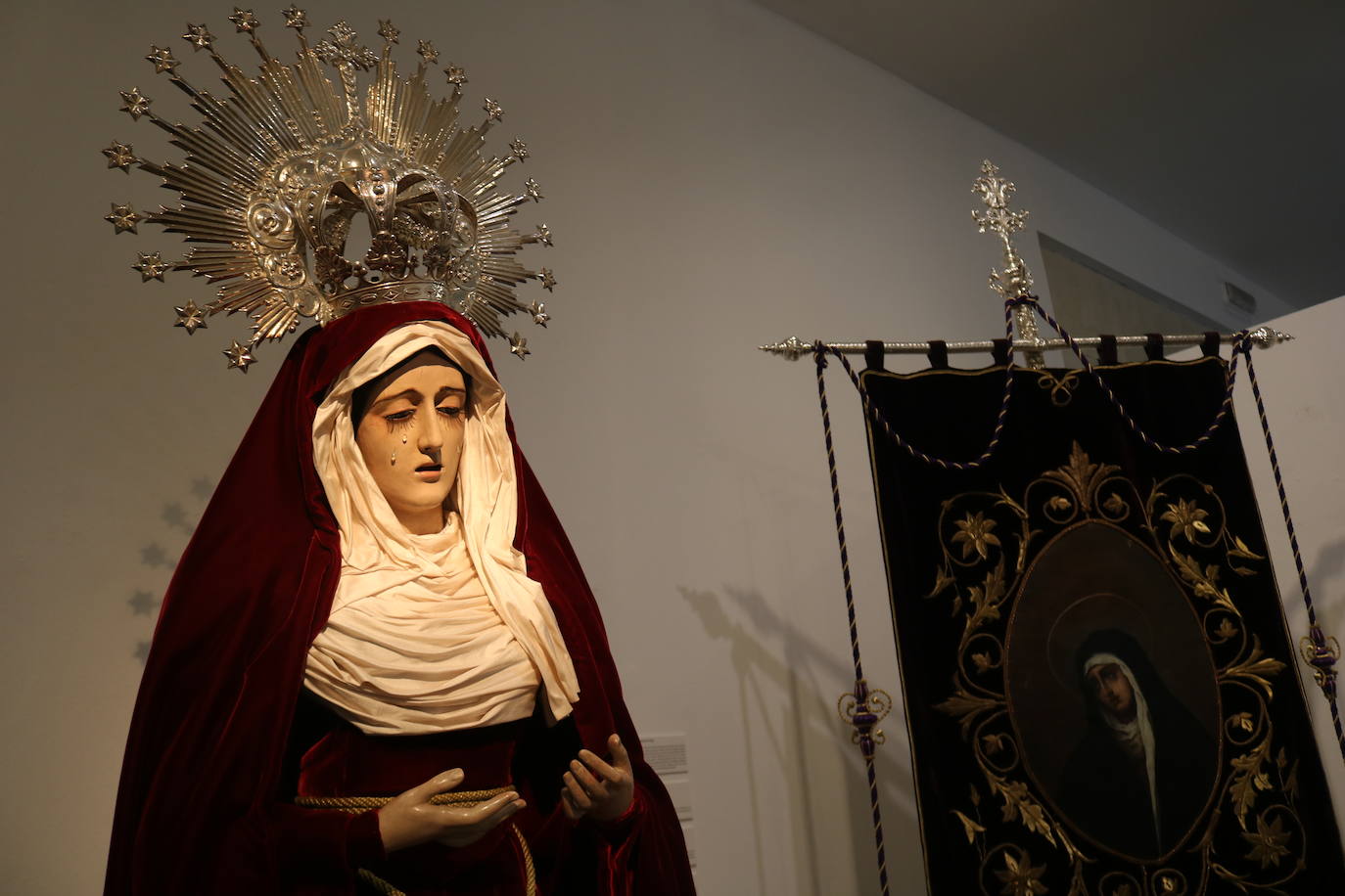 Este año, la Hermandad del Santísimo Cristo de la Expiración celebra el XXV aniversario de la bendición de la imagen de María Santísima de las Siete Palabras, y con motivo de esta celebración han instalado una exposición que puede visitarse en el Museo Provincial