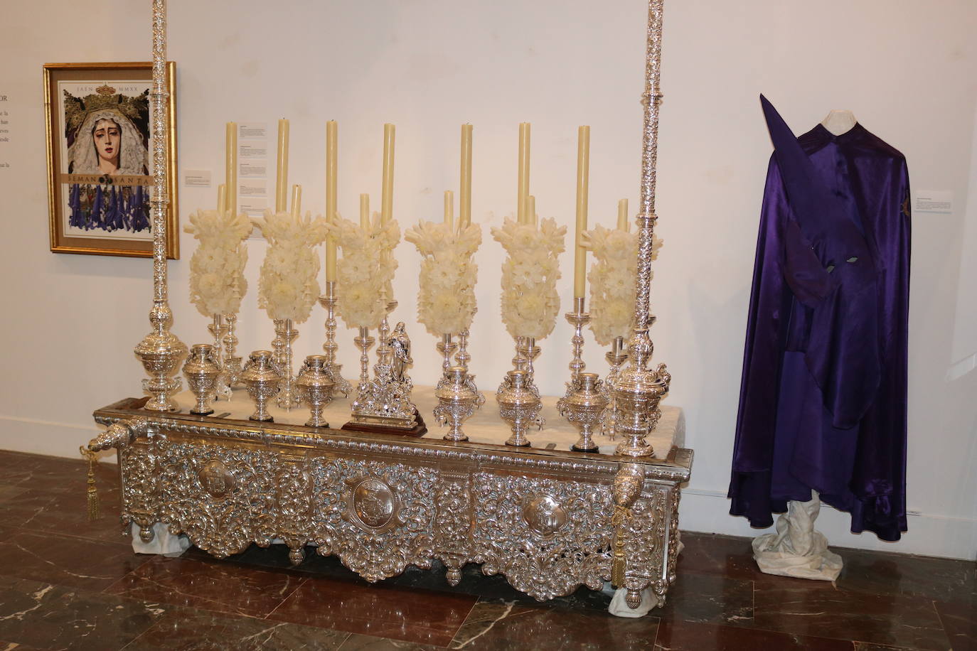 Este año, la Hermandad del Santísimo Cristo de la Expiración celebra el XXV aniversario de la bendición de la imagen de María Santísima de las Siete Palabras, y con motivo de esta celebración han instalado una exposición que puede visitarse en el Museo Provincial