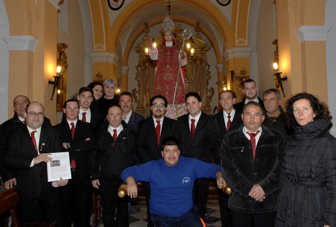La misa solemne fue concelebrada por nueve sacerdotes. Blas Jesús, como en años anteriores, repartió gratuitamente 6.000 lazos rojos bendecidos y pasados por la imagen de San Blas