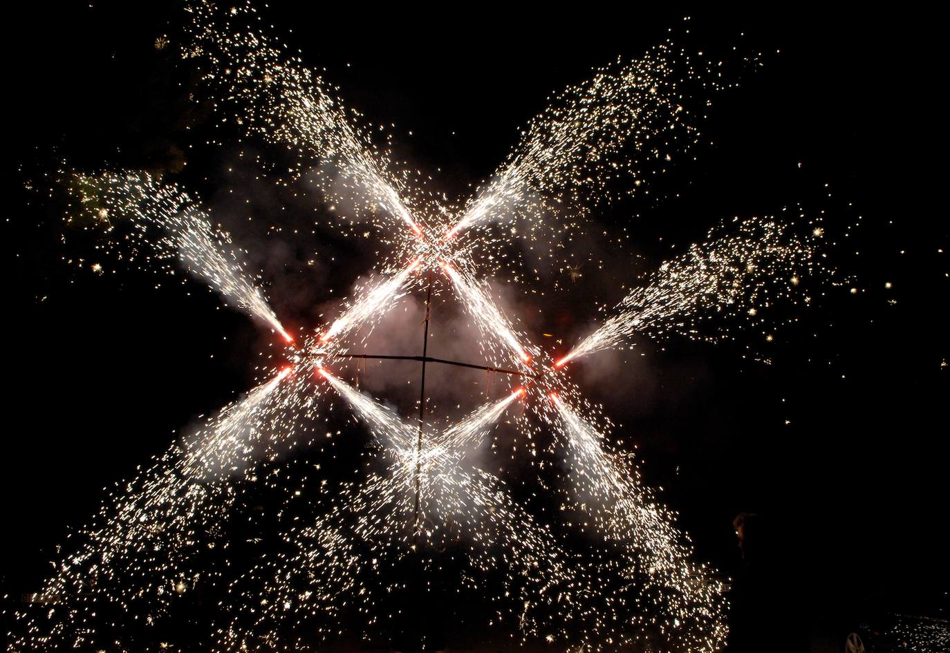 La misa solemne fue concelebrada por nueve sacerdotes. Blas Jesús, como en años anteriores, repartió gratuitamente 6.000 lazos rojos bendecidos y pasados por la imagen de San Blas