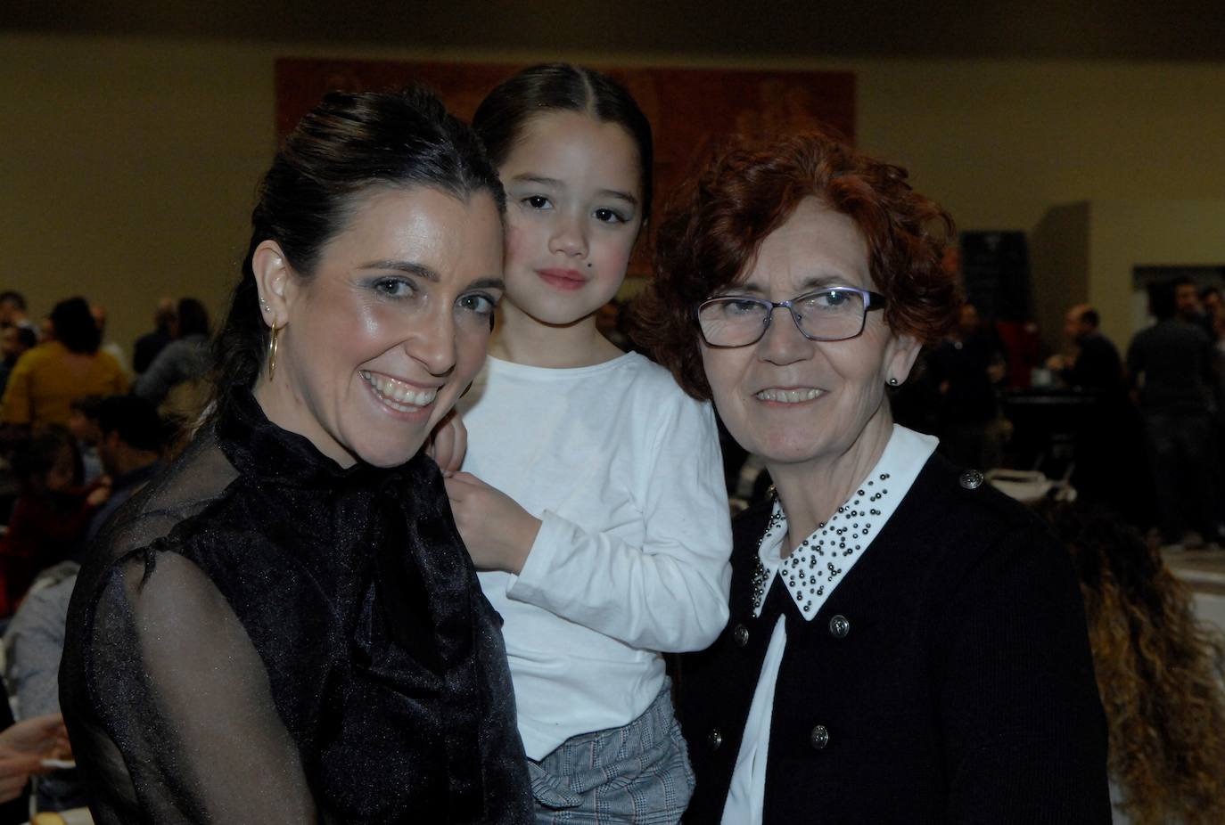 La misa solemne fue concelebrada por nueve sacerdotes. Blas Jesús, como en años anteriores, repartió gratuitamente 6.000 lazos rojos bendecidos y pasados por la imagen de San Blas