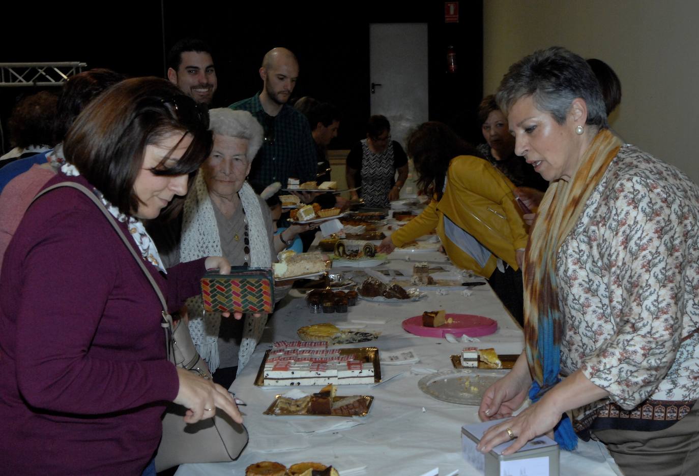 La misa solemne fue concelebrada por nueve sacerdotes. Blas Jesús, como en años anteriores, repartió gratuitamente 6.000 lazos rojos bendecidos y pasados por la imagen de San Blas