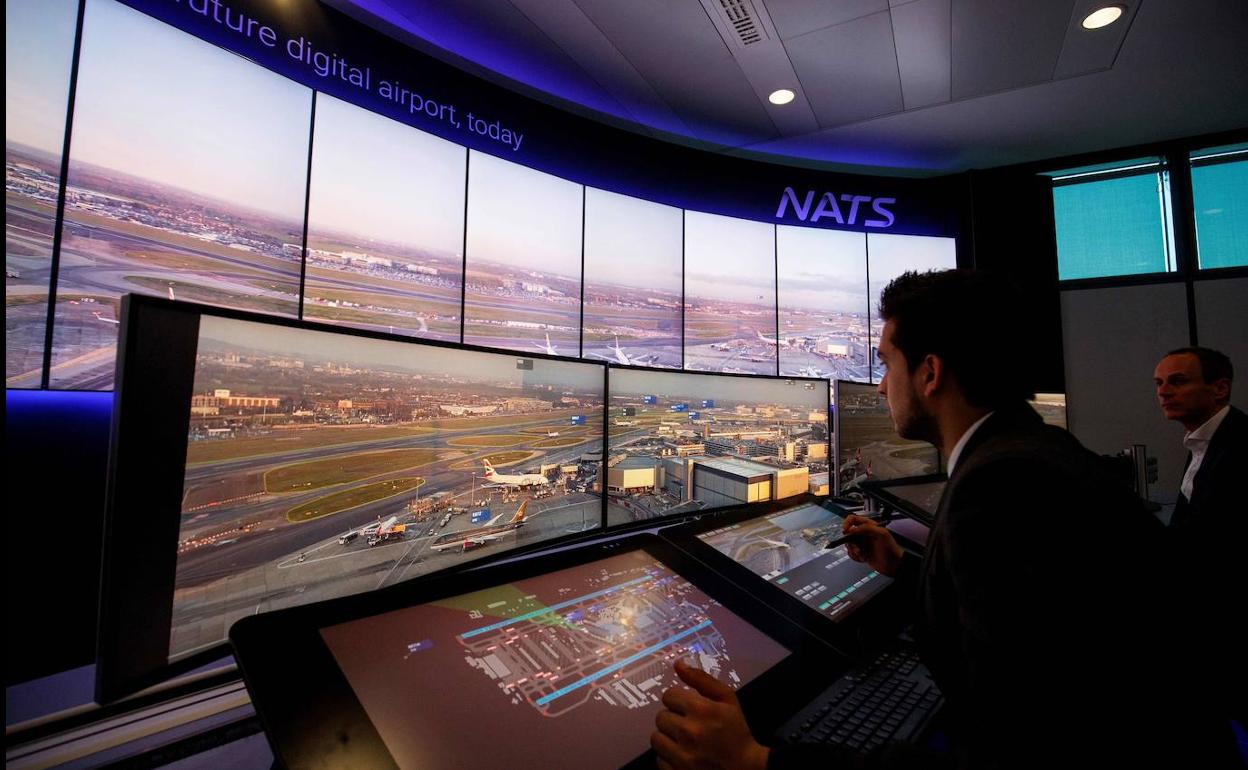 El proceso de selección de los aspirantes a controladores es muy estricto. Se les somete a pruebas para calibrar su resistencia al estrés