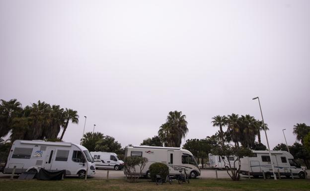 Más de medio centenar de caravanas estaban ayer estacionadas en las playas motrileñas