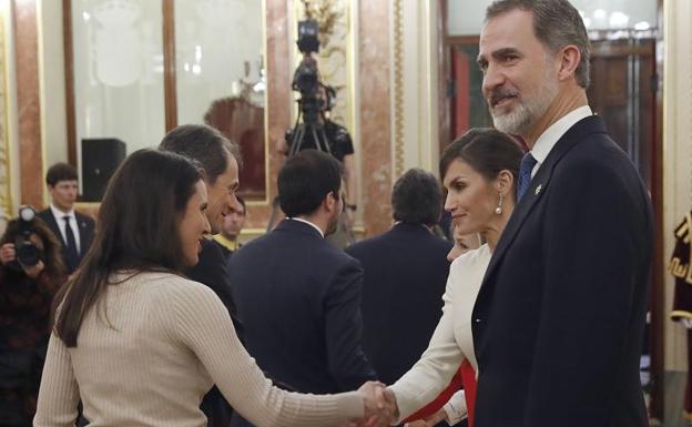 Irene Montero saluda a los Reyes el pasado lunes en el Congreso. 