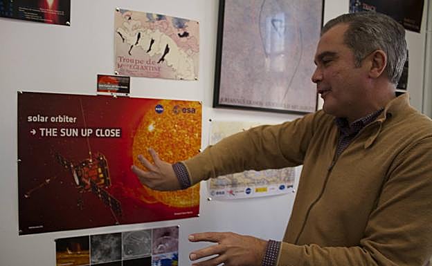 El investigador explica cómo se resolverá la misión, en su despacho del IAA.