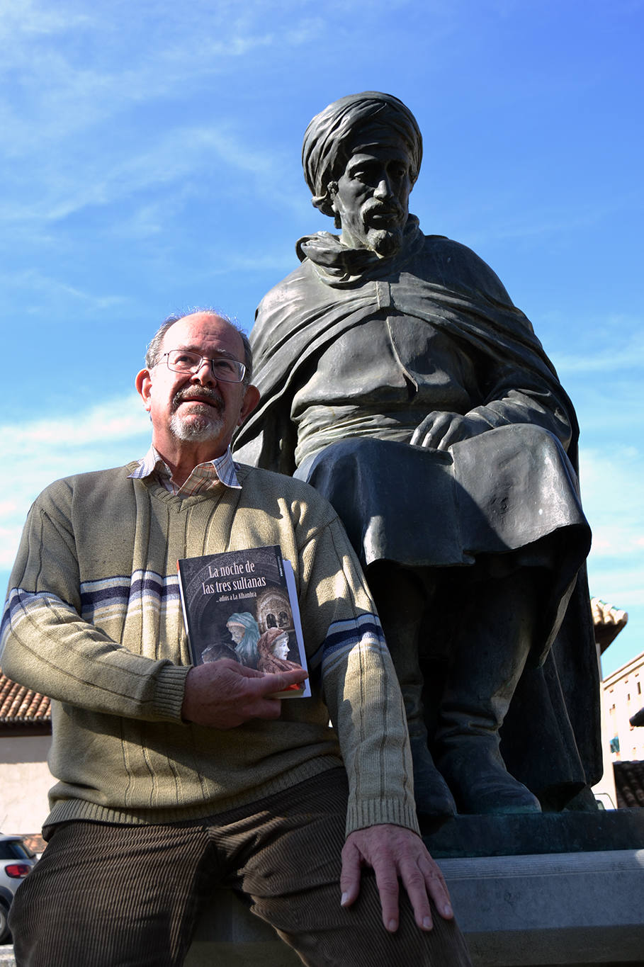 El autor, junto a la estatua de Boabdil, en el Violón.