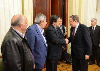 Imagen secundaria 1 - Arriba, Cristóbal Cano (UPA); abajo, Pedro Barato de Asaja saluda a Planas, y a la derecha el ministro en su comparecencia. EFE y TWITTER ASAJA