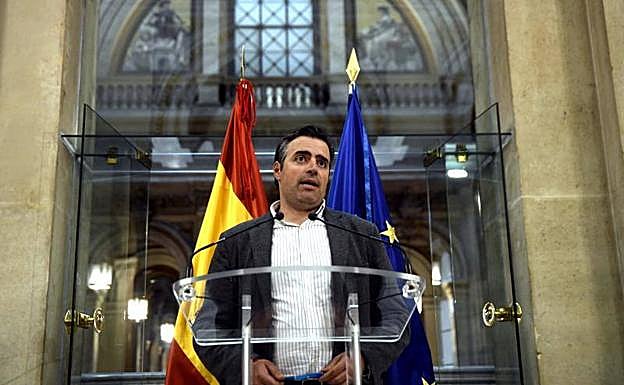 Imagen principal - Arriba, Cristóbal Cano (UPA); abajo, Pedro Barato de Asaja saluda a Planas, y a la derecha el ministro en su comparecencia. EFE y TWITTER ASAJA