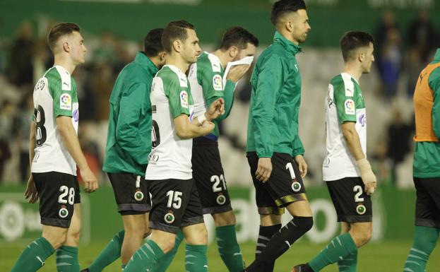 Caras de pocos amigos tras el encuentro de la liga de fútbol de segunda división entre Racing de Santander y Alcorcón en los campos de El Sardinero. 