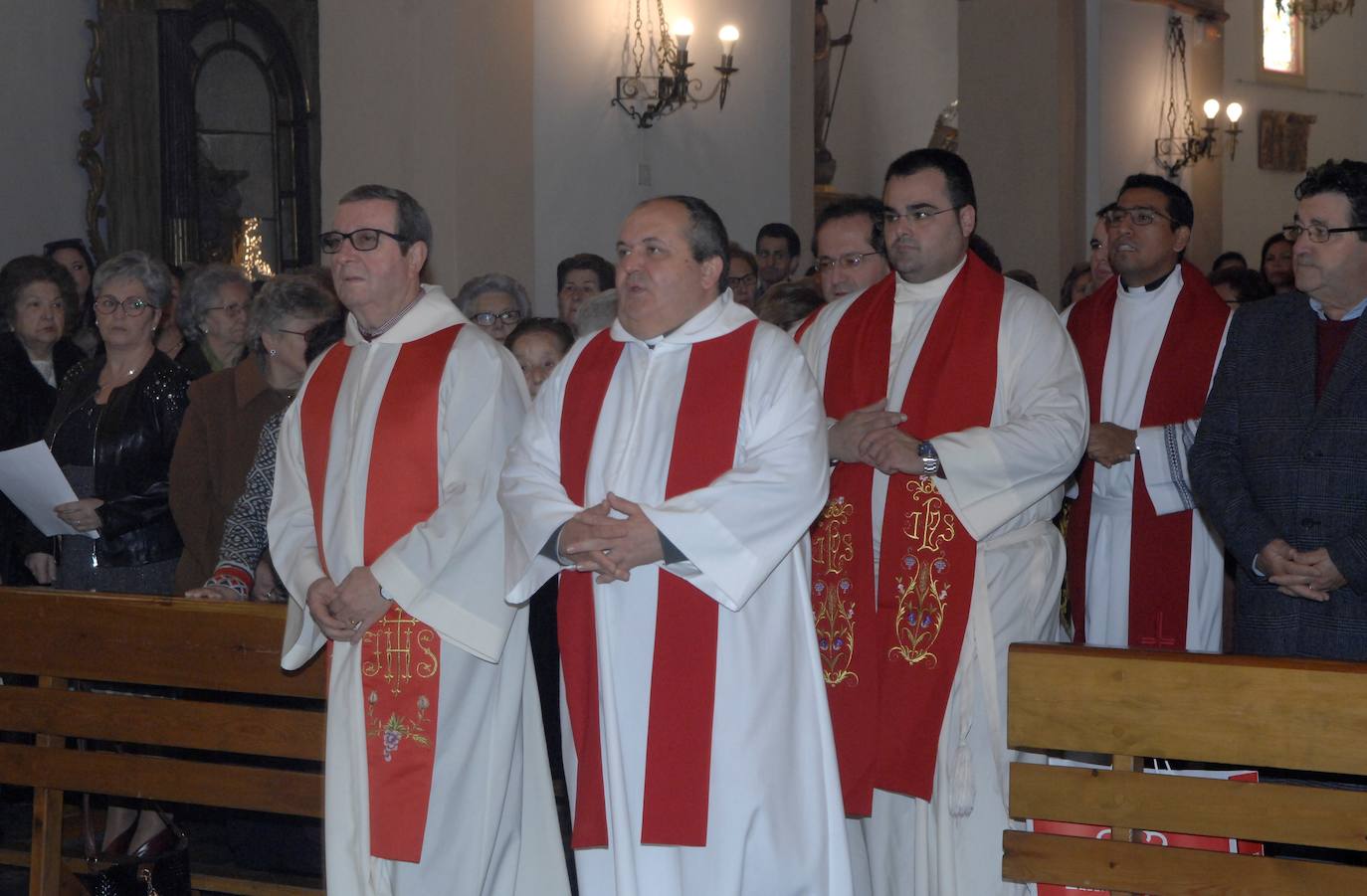 Miles de lazos rojos bendecidos por el sacerdote fueron repartidos en las fiestas de San Blas de Dúrcal 